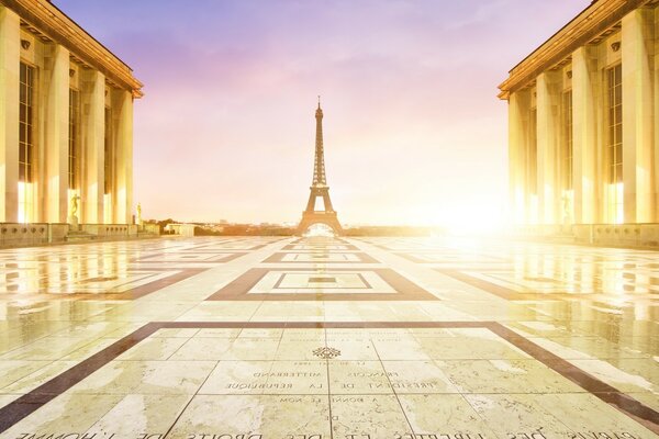 La solitaria torre Eiffel en París