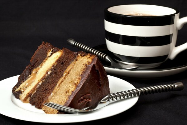 Tasse Kuchen auf schwarzem Tisch