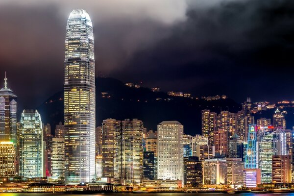 A skyscraper in the city center at night