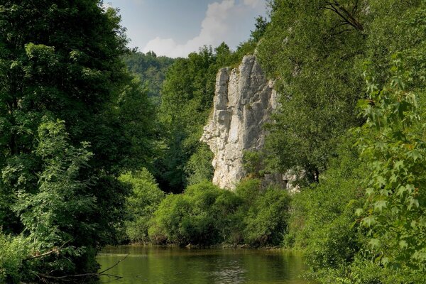 Жартастар мен ағаштар арасындағы ертегі көлі