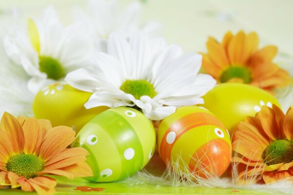 Oeufs de Pâques décorés et fleurs