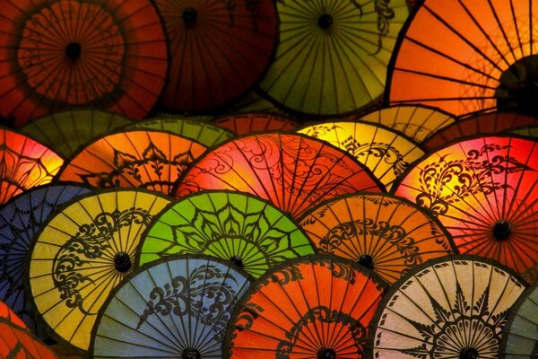 很多不同颜色的雨伞