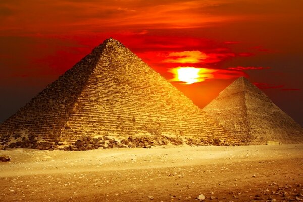 这些是埃及金字塔。