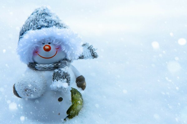 Netter Schneemann in grüner Mütze