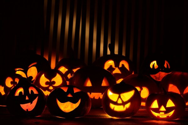 Brennende Kürbisse auf der Halloween-Bühne