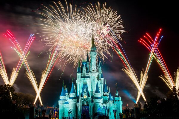 Festliches Feuerwerk und Schloss