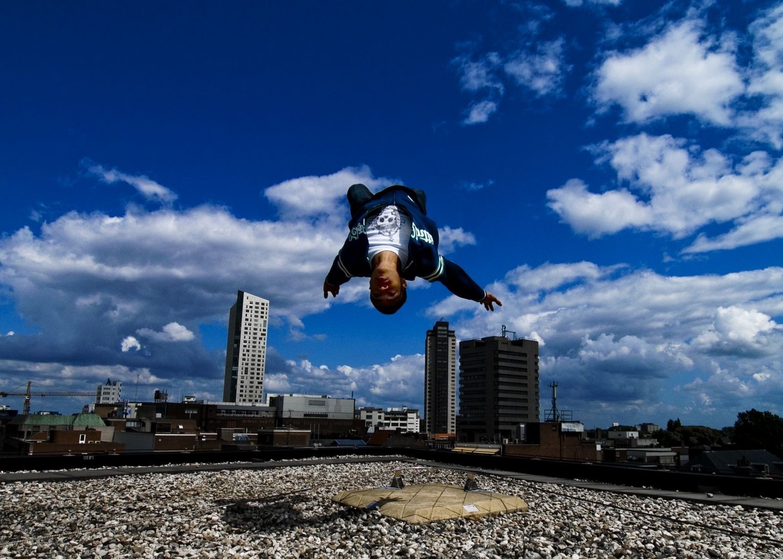 The guy doing parkour performs a backflip on the roof. Android ...