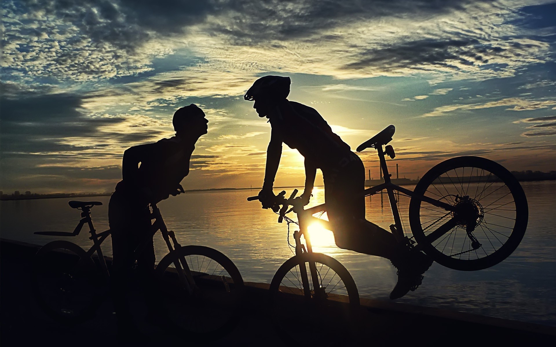 amour et romance roues coucher de soleil vélo aube silhouette cycliste homme loisirs assis motard voiture système de transport rétro-éclairé enfant loisirs ombre crépuscule ciel soleil