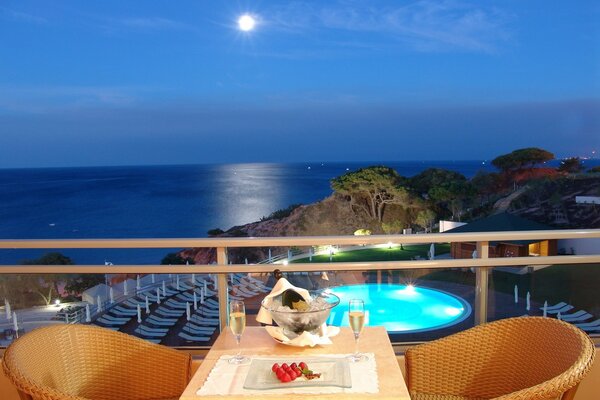 Mesa para dos en el Restaurante de la piscina