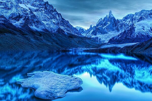 Ein eisblauer See inmitten verschneiter Berge