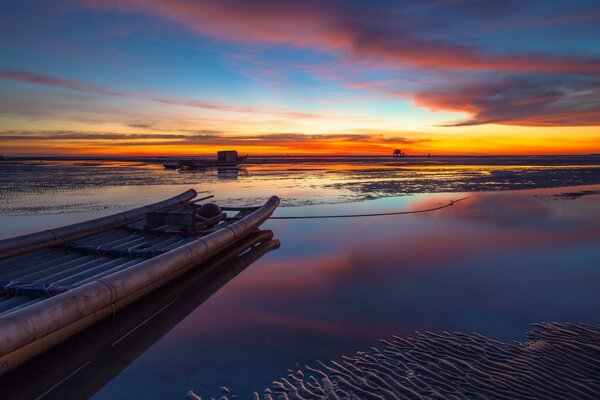 Muelle cerca de la llanura del lago al atardecer