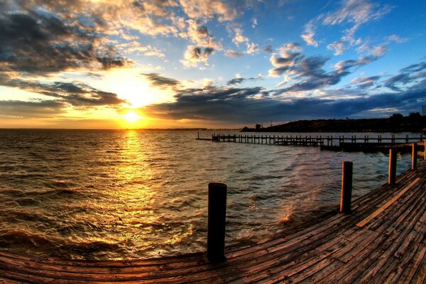 Puesta de sol en el muelle nocturno de mosr