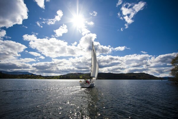 Ein kleines Schiff inmitten des Meeres