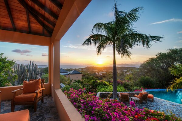 Terraza en un hotel en una isla tropical