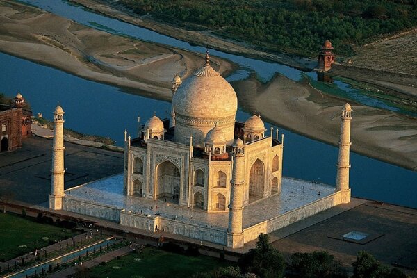 La célèbre mosquée orientale en pierre blanche