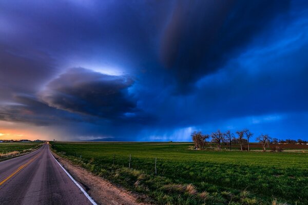 Bellissimo paesaggio da qualche parte in campagna