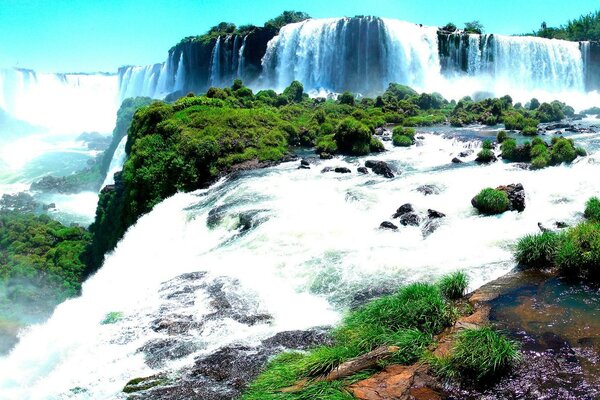 A fúria de uma cachoeira Tropical