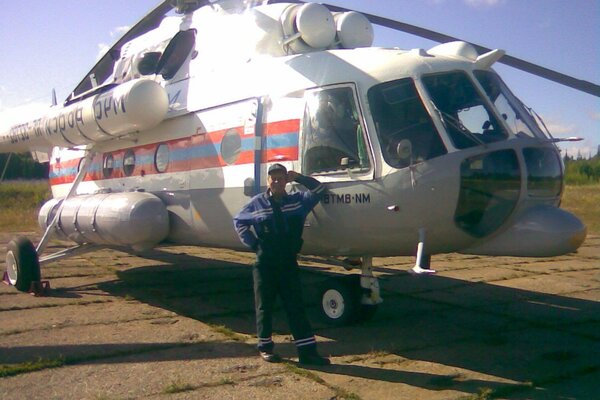 Homme près d un hélicoptère de sauvetage à l aérodrome