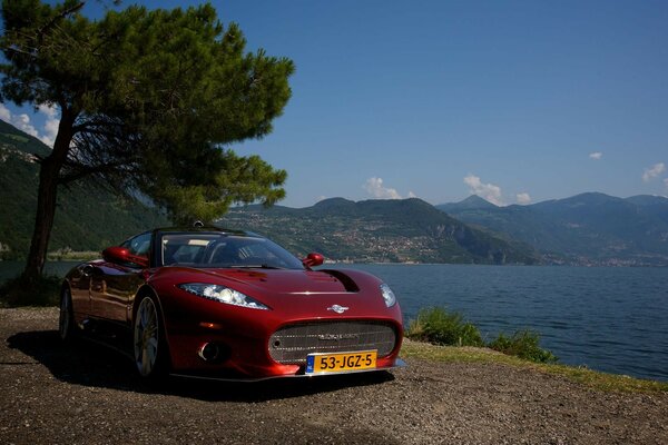 Voiture rouge sur le rivage