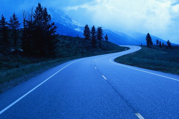 Reisen. Straße in den Bergen. Landschaft