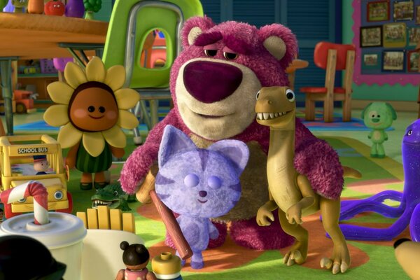 Toy Story. Un oso abraza a un dinosaurio y un gato