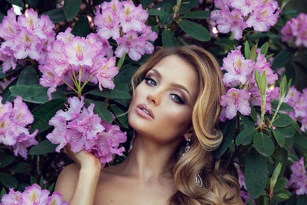 Belle fille sur fond de fleurs