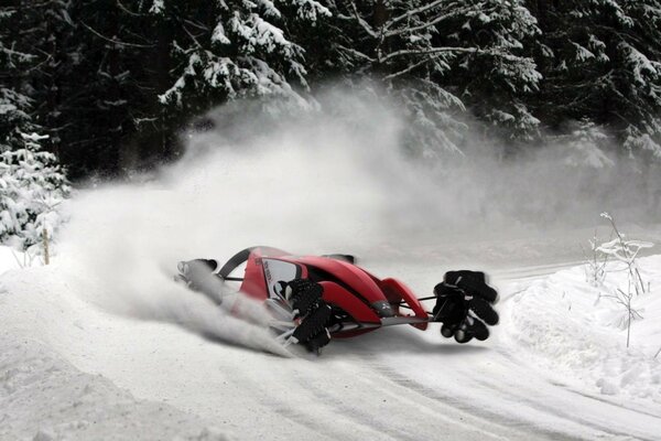 Carro de corrida na curva na neve