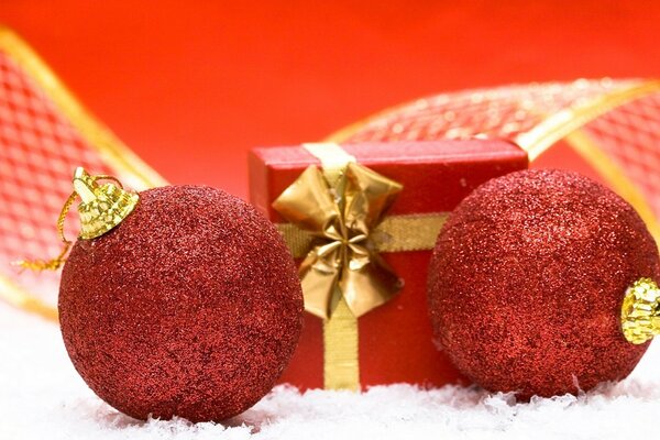 Juguetes rojos de la Navidad con el pequeño regalo