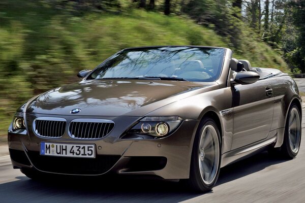 El coche de BMW conduce en la carretera a alta velocidad