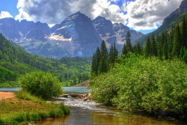 La naturaleza en las montañas satura los estanques