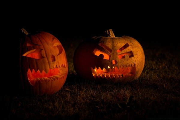 Zucche intagliate per Halloween incandescente nella notte