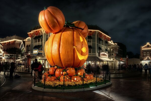 Zucche giganti sulla piazza decorano la città ad Halloween