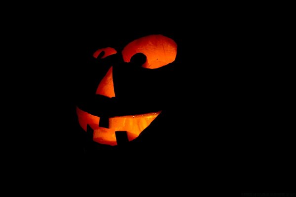 La zucca si illumina con un sorriso inquietante per Halloween