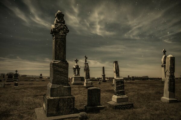 Friedhof bei Sonnenuntergang in monochromen Farben