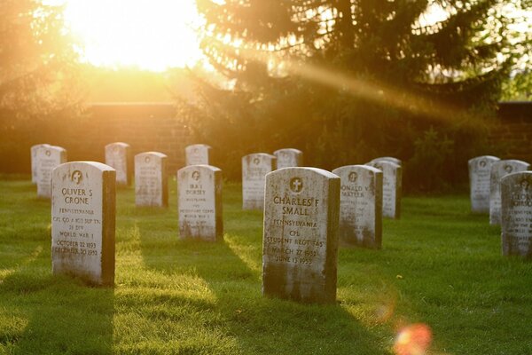 El sol ilumina las tumbas en el cementerio