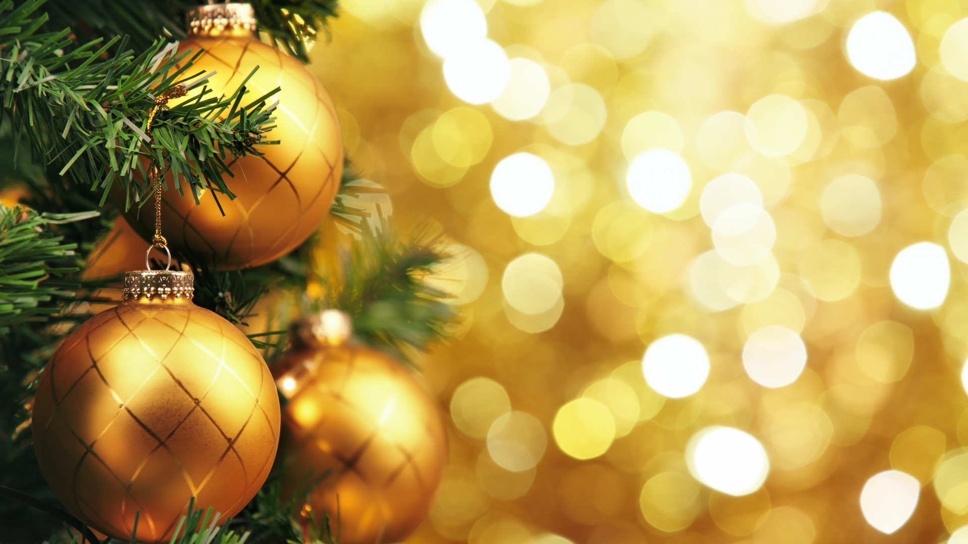 Golden balls on the Christmas tree - Phone wallpapers