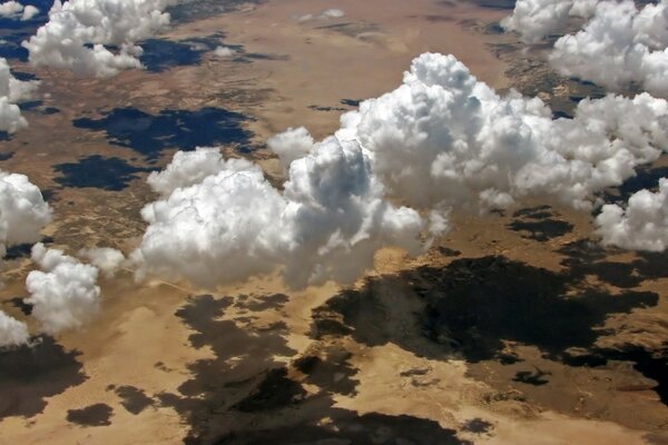 المناظر الطبيعية على خلفية غروب الشمس. السماء والغيوم