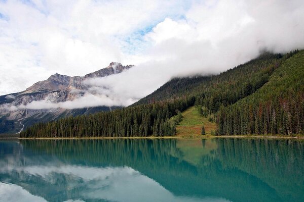 Nuvole cadute sulle montagne