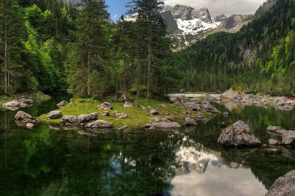 Lac transparent sur fond de montagne