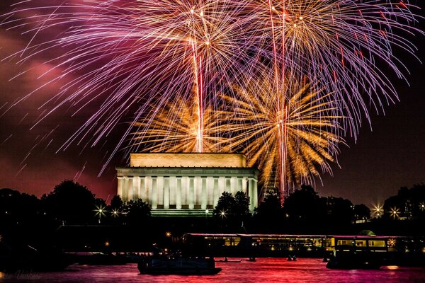 Foto vom Feuerwerk am Abend am Theater