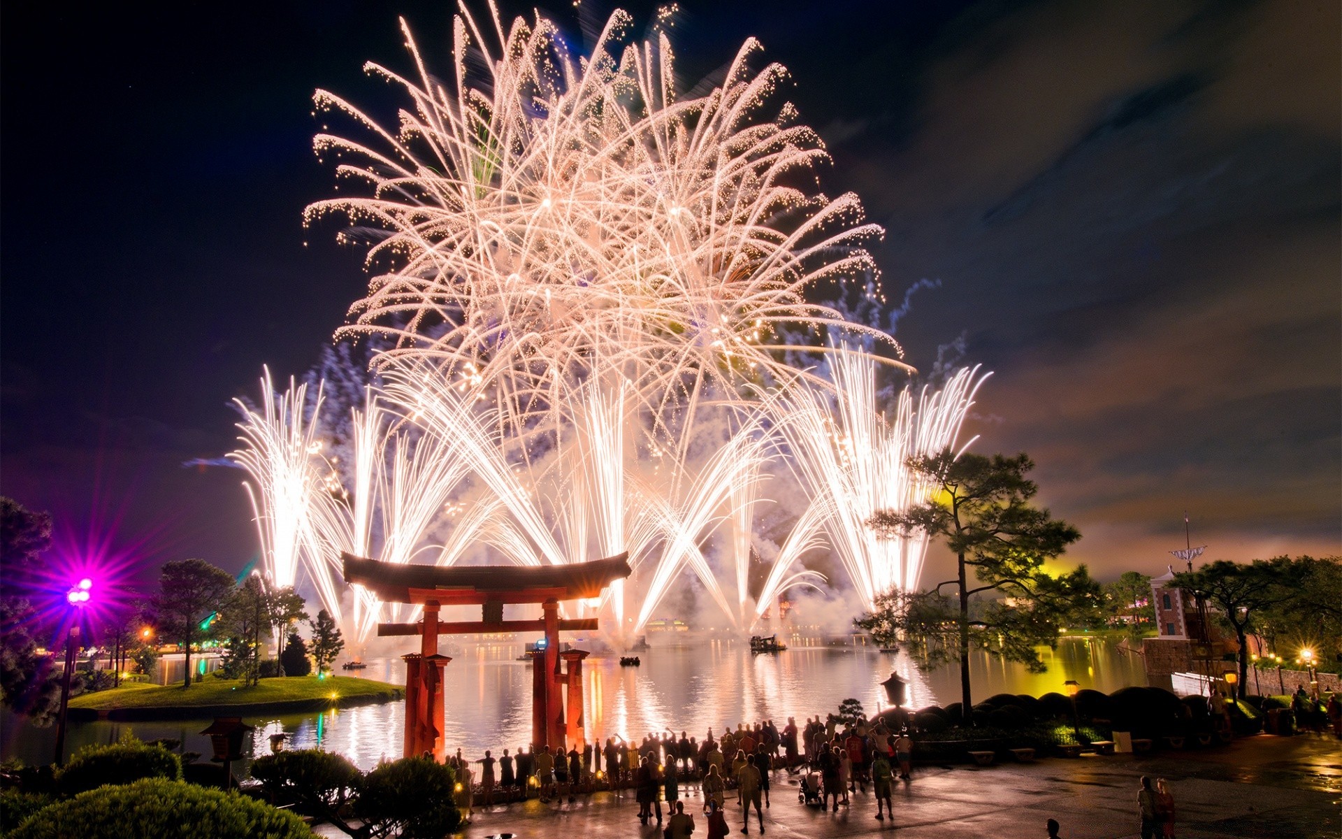 neujahr stadt licht festival reisen abend haus architektur straße urban himmel wasser brunnen feuerwerk brücke im freien fluss hintergrundbeleuchtung tourismus urlaub