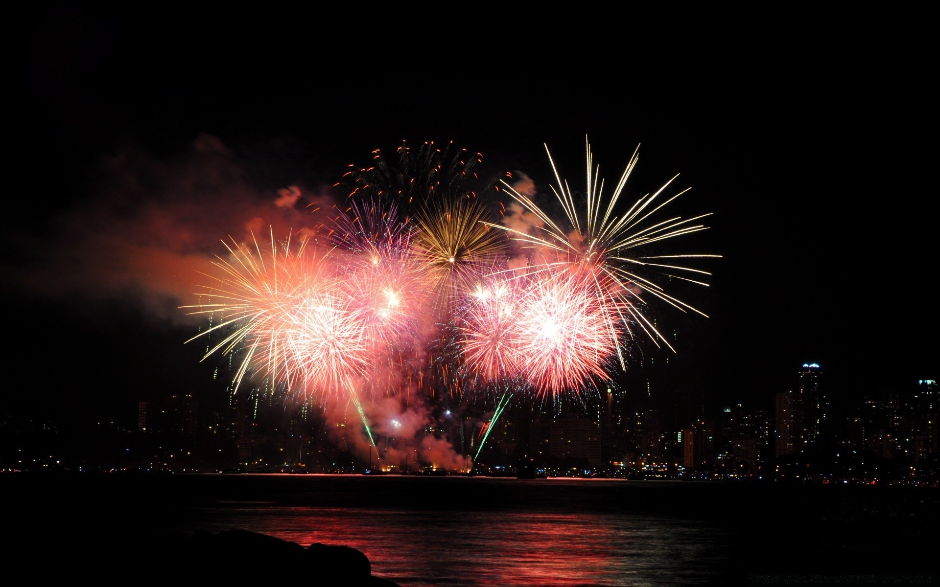 ano novo fogos de artifício festival chama natal feriado festa explosão flash foguete eva luz escuro faísca fumaça brilhante inverno