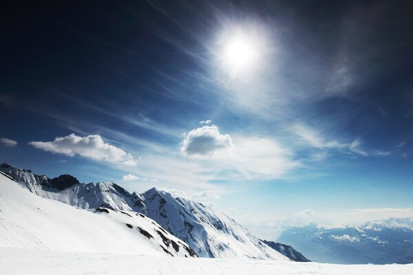 O topo da montanha na neve brilhante