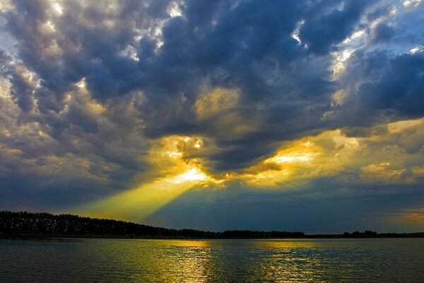 Ein Sonnenstrahl bricht durch die Wolken