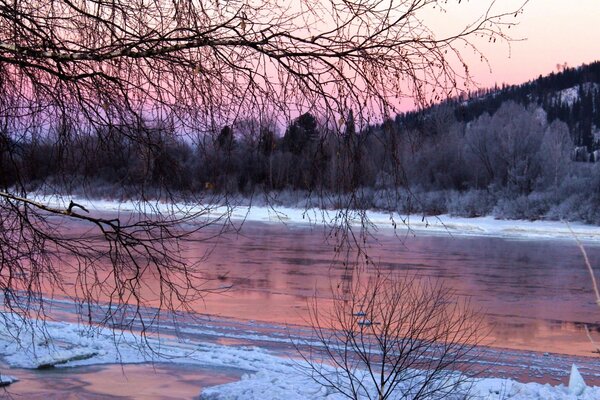 Bella fredda serata invernale vicino al fiume