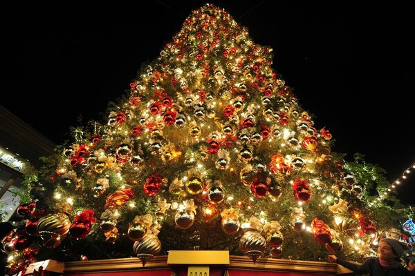 Árbol de Navidad decorado para las vacaciones