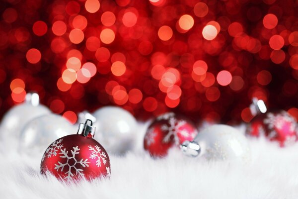 Boules de Noël rouges sur la neige