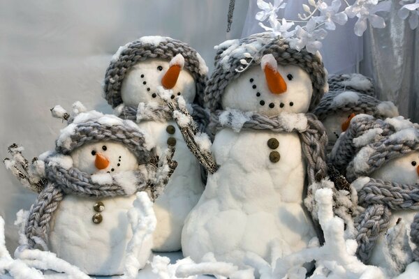 Família divertida de bonecos de neve arco de famili