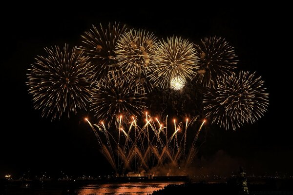 Helles Feuerwerk zu Ehren des Festivals