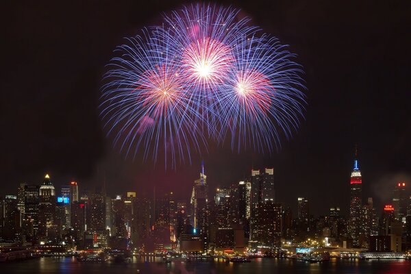 Silvester-Ankergruß über der Stadt